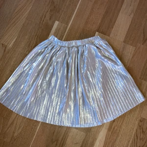guldig kjol - jättefin guldig kjol från hm <3 är mer guldfärgad i verkligheten. barnstorlek men passar allt från xxs upp till s då den är väldigt stretchig. dm för mer bilder. möter upp i stockholm, annars står köparen för frakten <3