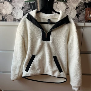 Teddy fleece - Teddy fleece köpt på stadium. Använt den ett fåtal gånger men den är som ny. Storlk 36/S