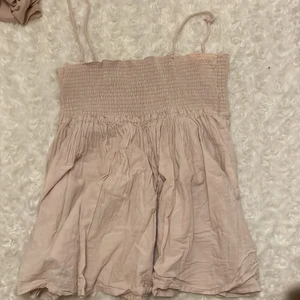 Rosa topp - Rosa topp med resår där uppe💗