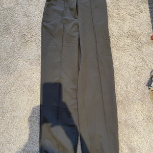 ❗️Gråa kostymbyxor från NA-KD❗️ - 💕Säljer dessa byxor då jag inte använder de längre. Byxorna är i storlek 36💕