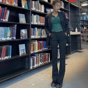 Designbysi kostymbyxor - (Första bilden lånad) Säljer Designbysi kostymbyxor med extra längd i storlek S. Liten i storleken då den sitter som XS och väldigt tight kring låren. Jag är 176cm som referens. Använd enbart ett fåtal gånger. Pris kan diskuteras