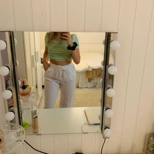 Linnebyxor - Snygga oanvända linnebyxor från ginatricot i strl 40. Skulle säga att de sitter som en m. Säljes då jag inte fått användning av dem. Lappar och allt sitter kvar