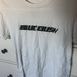 billie eilish t-shirt - en superfin och enkel tröja från billie eilish's märke bloshs, helt vit på baksidan, knappt använd. köpt på bengans.