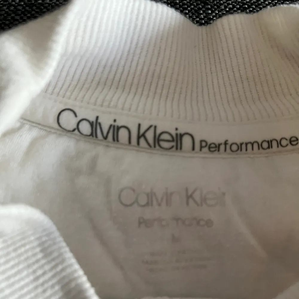 Det är en vit fluffig tjocktröja från Calvin Klein. En mycket fin tröja. Den är inköpt från en Calvin Klein butik i USA 2019. Köparen står för frakten, priset kan diskuteras. Hör av er vid fler bilder eller frågor om plagget.😊. Tröjor & Koftor.