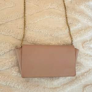 Säljer denna rosa väskan med guld kedja (se andra bild på hur den ser ut på), knappast använd. 50kr+51kr spårbar frakt 💓💓