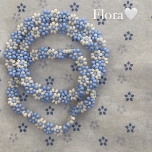 Pärlor - Jag och min syster säljer pärlsmycken.  🌺 Armband - 39-59kr  🌼 Halsband - 69-159kr 🌸 Ring - 20-39kr. Vi har massa olika färger och modeller vi kan göra. Följ gärna smyckenbysae här på plick💓 