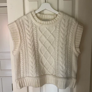 Kabelstickad väst Neo Noir - Kabelstickad väst från Neo Noir i OFF WHITE.  Mycket fint skick, inte använd många gånger. Jättefin att styla tillsammans med skjorta och ett par jeans ✨ Storlek M 