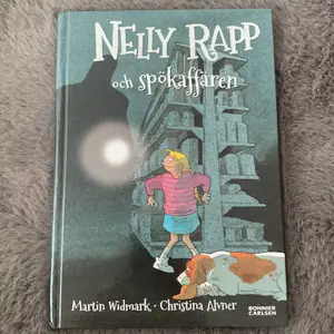 Detta är en bok inom Nelly Rapp serien. Du kan läsa på baksidan om vad den handlar om (på bild 2). Den är skriven av Martin Widmark och Christina Alvner. Den säljs för 30kr + frakt