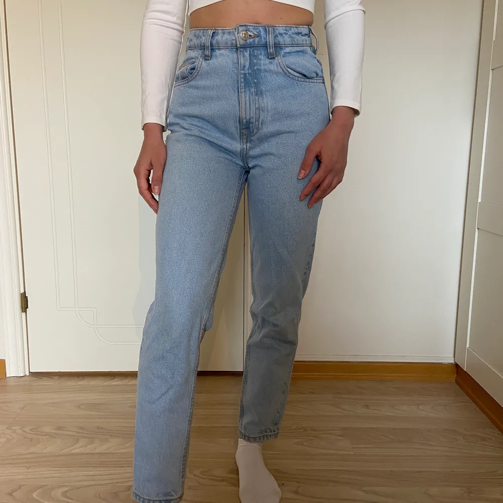 Snygga ljusblåa mom jeans från Zara, inga defekter så de är i bra skick. Jag är 167cm lång, midja:70 cm, stussvidd 80cm, passar bra på mig.. Jeans & Byxor.