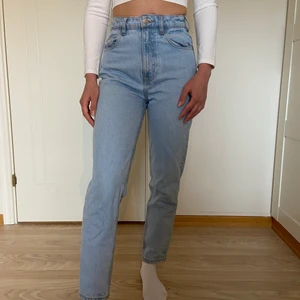 Ljusblå jeans från Zara - Snygga ljusblåa mom jeans från Zara, inga defekter så de är i bra skick. Jag är 167cm lång, midja:70 cm, stussvidd 80cm, passar bra på mig.