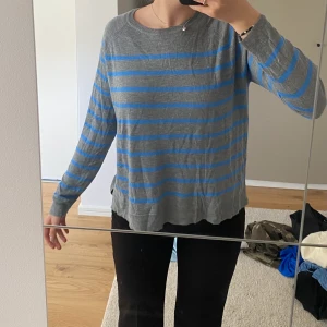 Zara tröja - Säljer denna snygga och trendiga tröja från zara. En tunn och mjuk tröja som sitter lite oversized med prislappen kvar. Buda med minst 10kr. Köparen str för frakten!