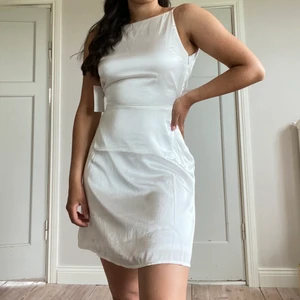 Klänning - En fin klänning i satintyg från bubbleroom som tyvärr inte passade. Den är i storlek 34 och endast testad ett fåtal gånger. Nypris: 699kr, säljer för 350kr😊 Köparen står för frakt men kan även mötas upp😊 