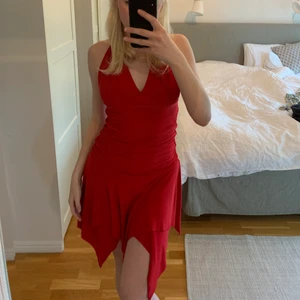 Röd klänning - Jättefin röd klänning som är öppen i ryggen, banden går att knyta på olika sätt runt halsen också! Materialet är stretchigt och passformen superbra. ❤️