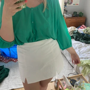 Grön blus  - Fin grön blus från H&M 💚 lappen är bortklippt men gissar på XL 🥰
