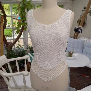 Virkad paljett topp/vit - Urringad topp, mjuk och behaglig  dekorativa paljetter i urringning fram