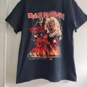 Iron maiden t-shirt, number of the beast. Inte alls använd mycket, väldigt ny och jätte bra skick 