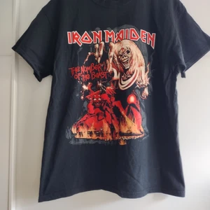 Iron maiden t-shirt - Iron maiden t-shirt, number of the beast. Inte alls använd mycket, väldigt ny och jätte bra skick 