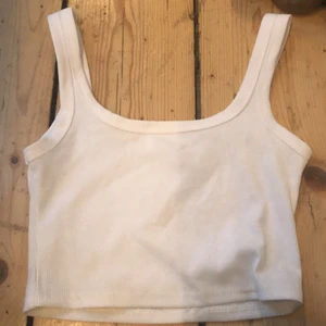 Vit crop top - En vit crop top