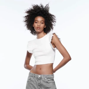 Zara topp s - Säljer denna så fina topp från zara som inte kommer till användning! Storlek s, kan skicka egna bilder vid behov! Använd 1 gång! 