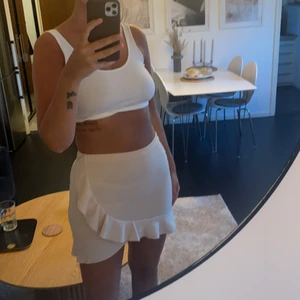 Omlott kjol  - Omlott ljusrosa/biege kjol från Nelly. Aldrig använd lappar kvar. Storlek S