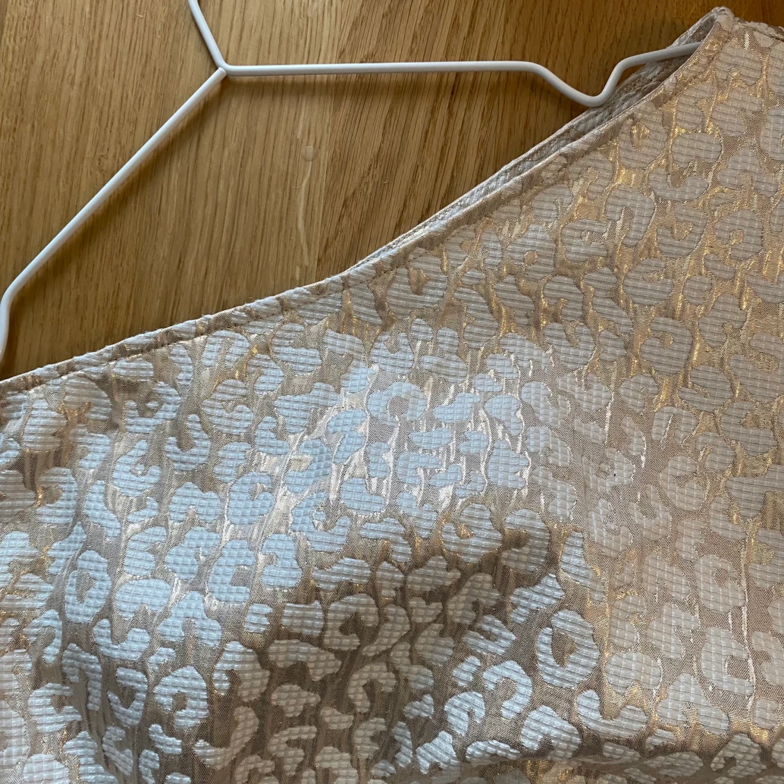 One shoulder topp i guld och vitt  - 90