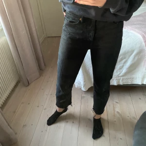 Svarta jeans  - Svarta jeans från zara i croppad modell.