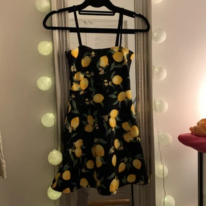 Hm klänning - En klänning i bra skick, storlek XS men skulle passa en S också. Är mellan lång som klänning där den går över mina knän (är 157). Är lätt insydd i midjan men det är i stretch så passar både större och mindre.