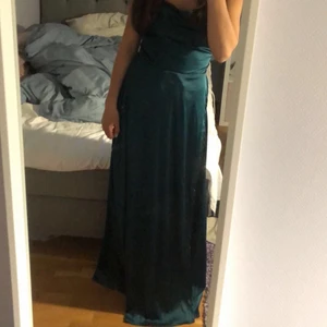 blågrön balklänning - Säljer min jättefina balklänning som endast har kommit till användning 1 gång. Det finaste med klänning är ryggen som är öppen med snören som går diagonaltvis över ryggen som man själv kan dra åt o knyta🫶🏼🫶🏼 kom privat för fler bilder och frågor