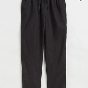 Hm linne byxa - Svarta linnebyxor från H&M. Helt slutsålda och oanvända då dom inte passade mig. Sitter bra i längden på mig som är 170. 