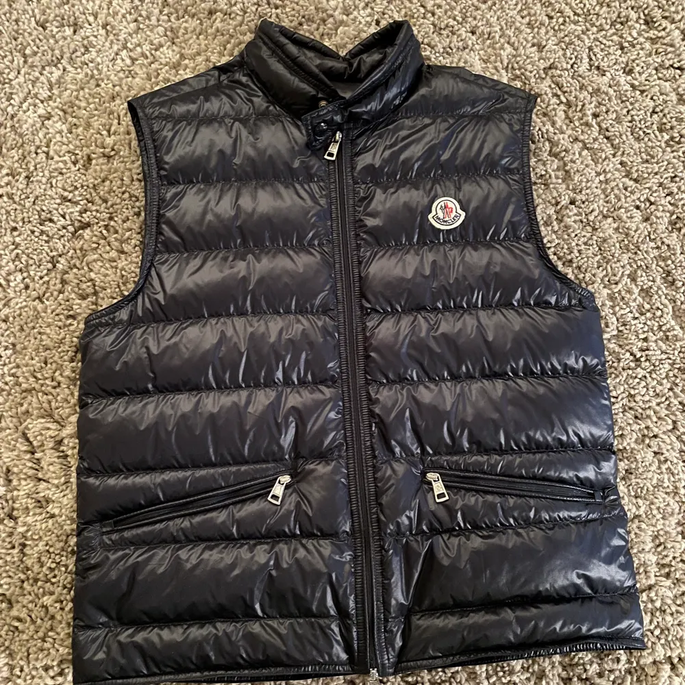 Äkta moncler i mörkblå kvitto finns. Ett halvår gammal, skick 9.5/10 sparsamt använd. Size 3 alltså S/M. Kan mötas upp eller posta. Jackor.