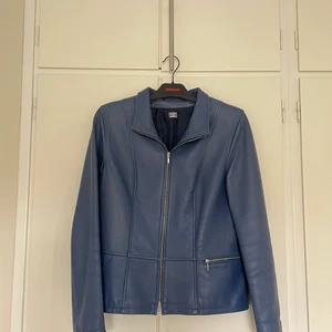 Blå vintage skinnjacka - En vintage handgjord mellanblå skinnjacka i jättebra skick samt kvalitet:) Perfekt för våren🤩