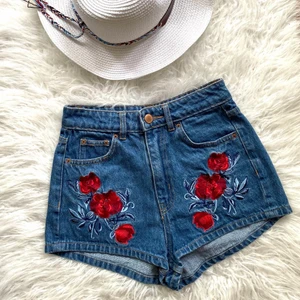 Oanvända shorts från Coachella H&M 🌈 - Otroligt fina short från H&M för Coachella som passar storlek 32-34. Oanvända. 28-33 cm långa. Hämtas i Hornstull eller skickas mot fraktkostnad (57kr spårbart) 🌸