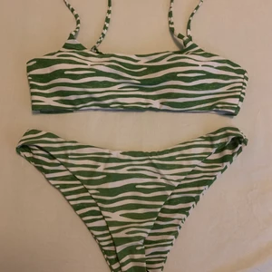 Trendig zebra bikini - Passar ej om du har stora bröst :( Sitter som M/L. Oanvänd. Frakten ingår i priset.