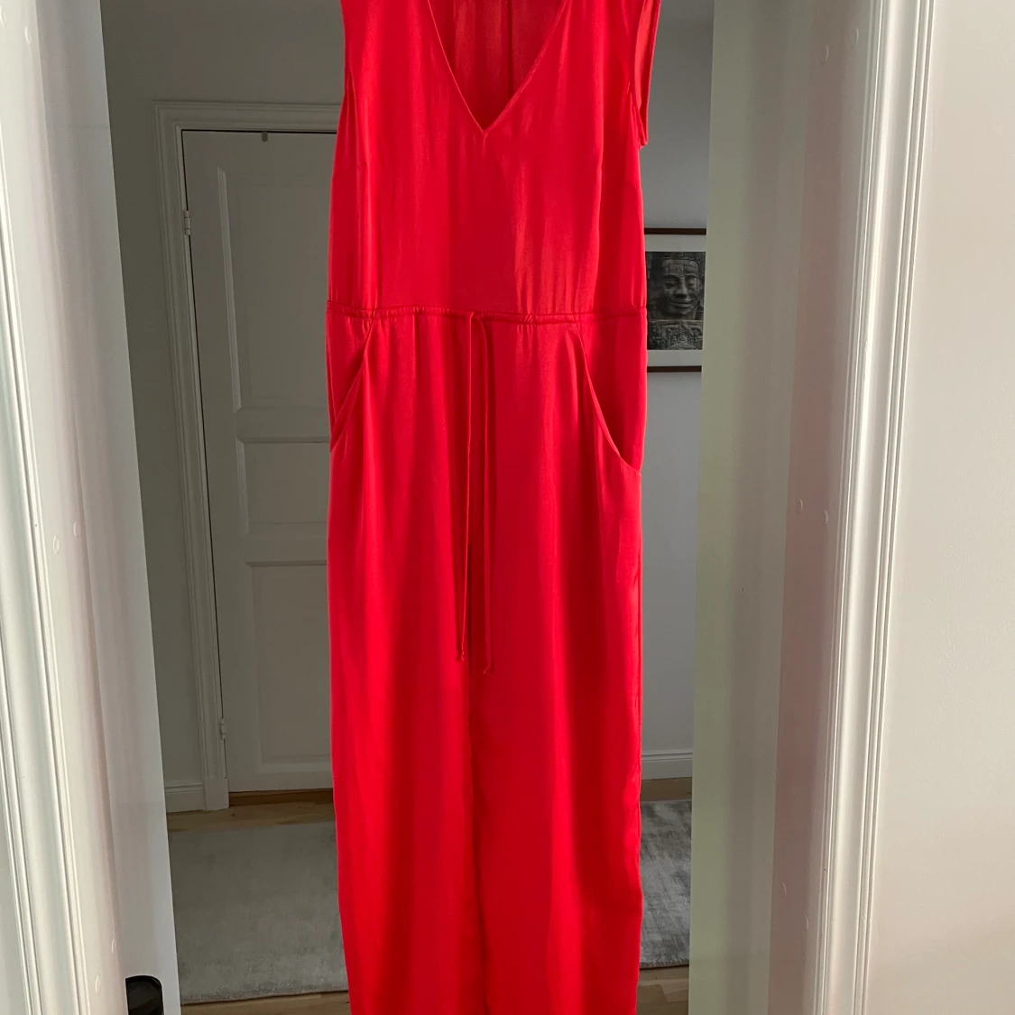 BCBG Maxzazria lång klänning med cut out i ryggen