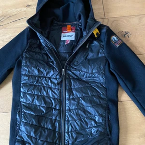 Här är en parajumper cardigan  - Här är en parajumper cardigan har använts ett fåtal gånger jätte bra skick Inga som hälst skador den har Inge fläckar 