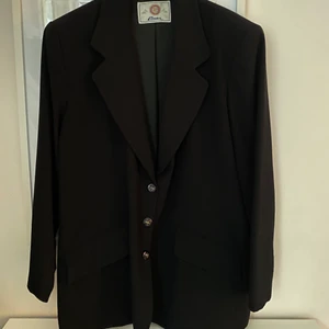 Kavaj - Svart kavaj. Oversize i modellen. Den slutar under rumpan för  mig som är 168cm och normalt XS-S. I bra sick och inget fel på den.