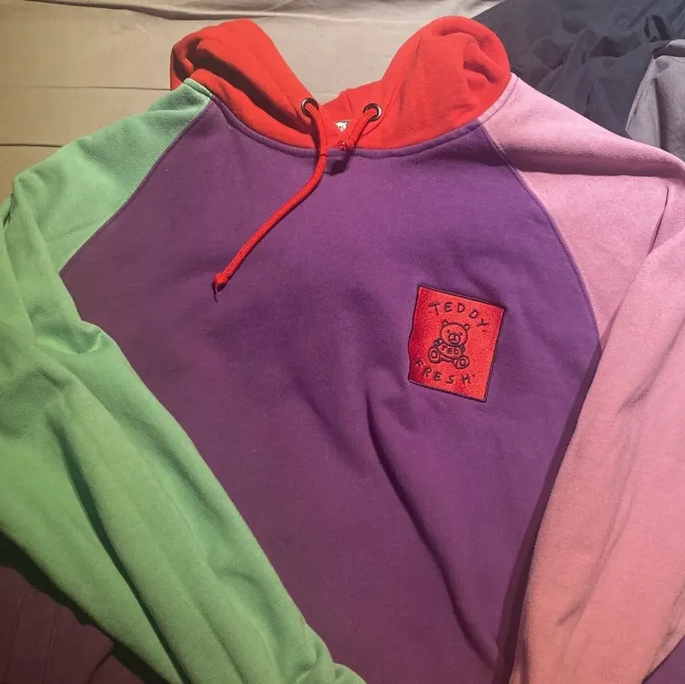 säljer min teddy fresh colorblock hoodie då den inte längre kommer till användning💔. köpt 2019 i florida, nypris: 90$. är i bra skick. frakt tillkommer. Hoodies.