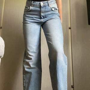 Helt nya oanvända Jeans från BikBok med lapp kvar. Säljs då de va för stora. Sitter däremot perfekt i längden på mig som är 175, så passar er som är längre. Nypris 599kr.