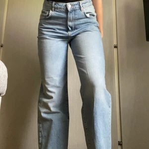  Straight Jeans  - Helt nya oanvända Jeans från BikBok med lapp kvar. Säljs då de va för stora. Sitter däremot perfekt i längden på mig som är 175, så passar er som är längre. Nypris 599kr.