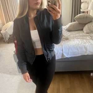 Alpha industries - Mörkblå vind alpha industries jacka i storlek M. Jätte fint skick köptes för 1,100 kr. Köparen står för frakt.