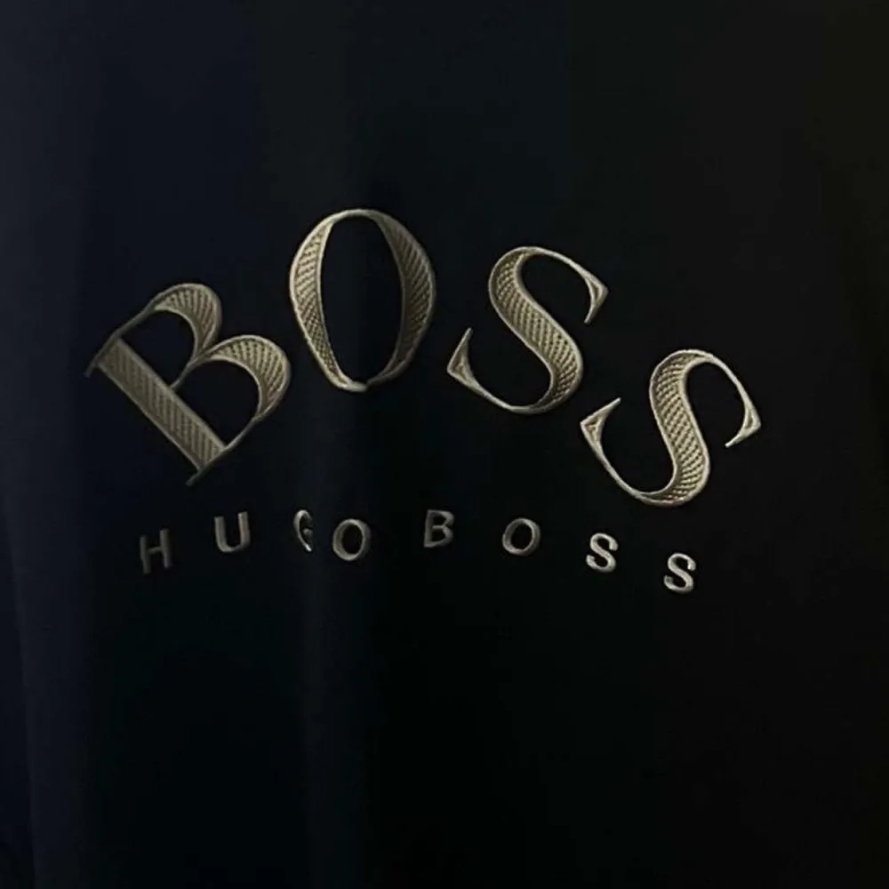 Snygg svart boss tröja med guldiga detaljer i storlek L. Tröjor & Koftor.