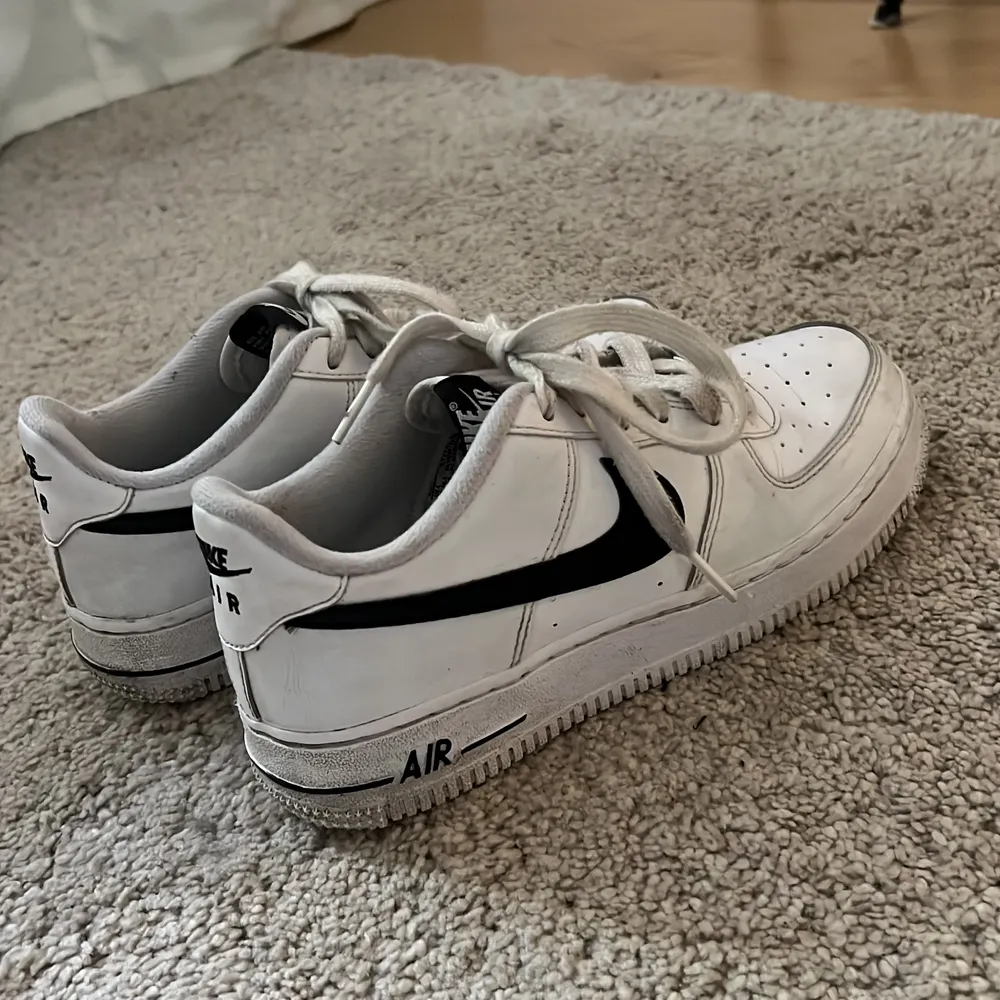 Svartvita Nike Air Force storlek 36,5. Väldigt lite använda så i fint skick!. Skor.