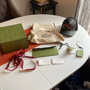Gucci keps  - Hej säljer min Gucci keps den är 1 månad gammal. Kvitto och låda och allt som den kom med följer med, anledning till jag säljer den är för att jag ska snart flytta utomlands och har en annan keps jag använder mer. Det går att mötas upp 