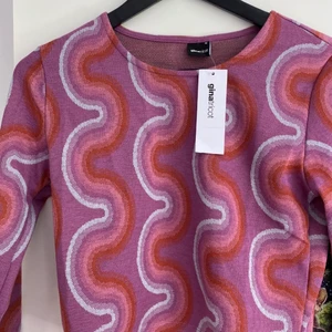 Partytopp  - Lilamönstrad långärmad topp från Gina. Aldrig använd! Storlek M, men väldigt liten så passar S mycket bättre. 💗