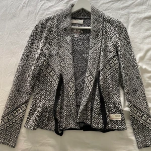 Odd Molly kofta - Jättafin odd molly kofta i strl 1. Koftan är helt oanvänd. Priset kan diskuteras. Köparen står för frakten💕 Nypris: 1090kr Pris