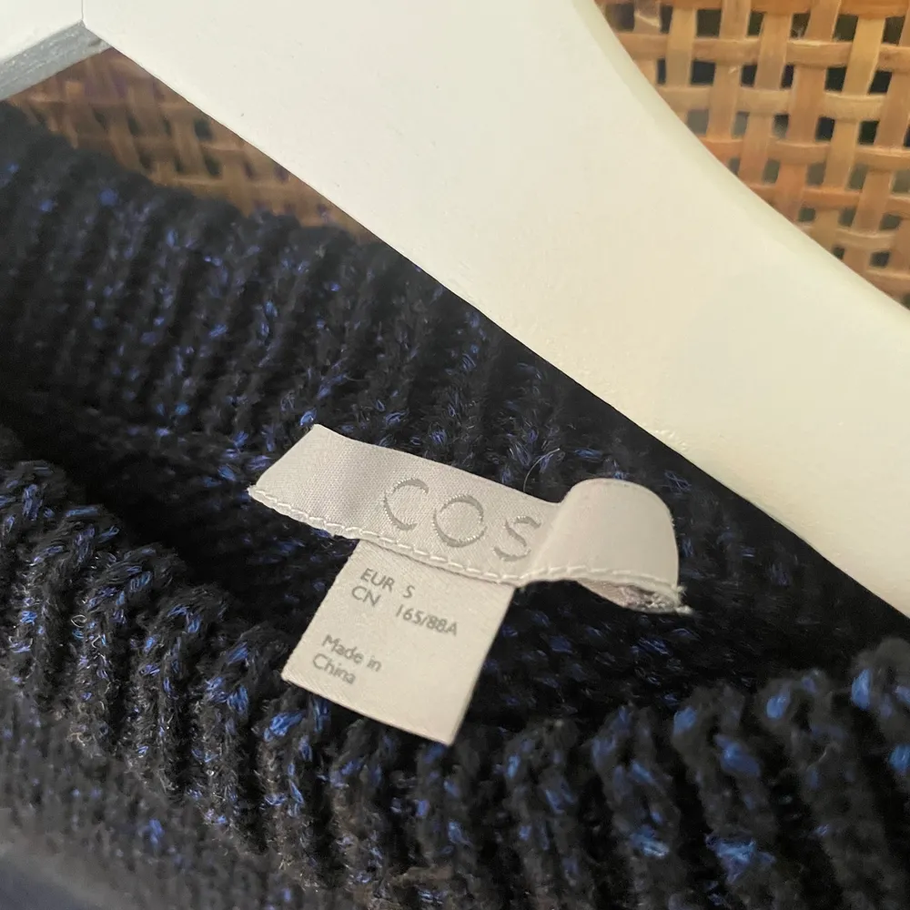 Snygg stickad tröja från Cos (stl s) blå svart är färgen . Tröjor & Koftor.