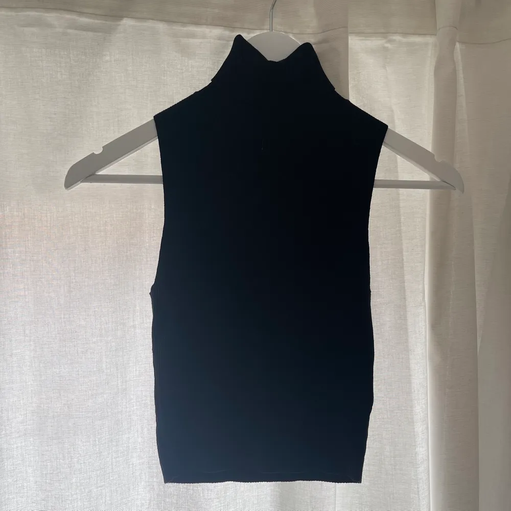 Svart linne med polokrage från H&M, aldrig använt, storlek xs. Köpt för 90, säljer för 60kr + frakt🖤 (säljer ett lika dant i orange). Yläosat.