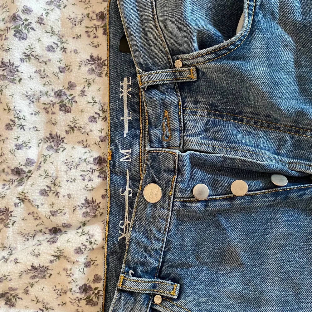 Vida jeans från BikBok 🦋. Jeans & Byxor.