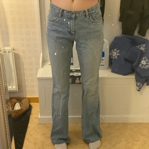 Lågmidjade Lipp jeans - Sköna och är bra i längd för mig som är 164. Mer bilder eller frågor så skriv.