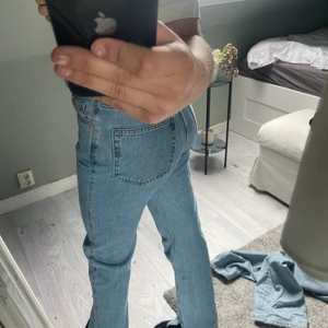 Weekday jeans med slita strl 34 - Nu säljer jag mina fina mid jeans från weekday🥰dom är bara använda ett år fåtal gånger och dom har en kol omlott dragkedja, även slits längst ner😇